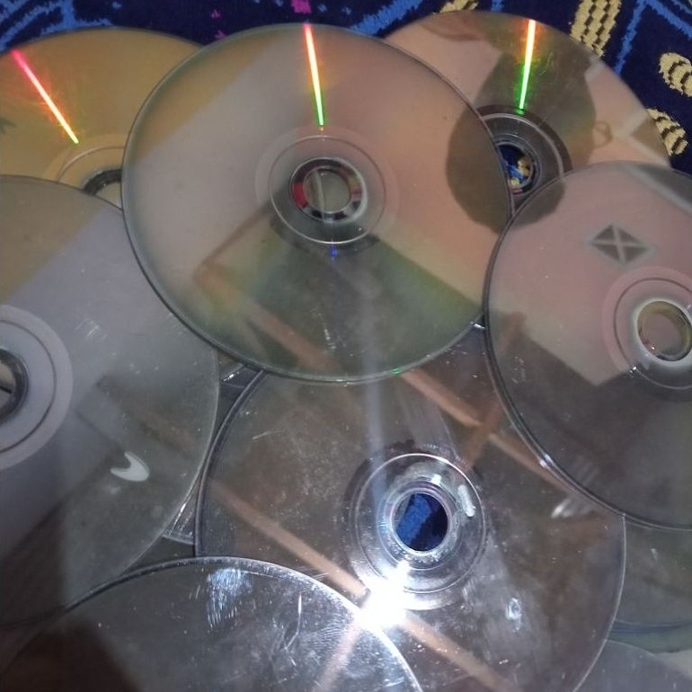 Kaset vcd DVD bekas warna kecoklatan