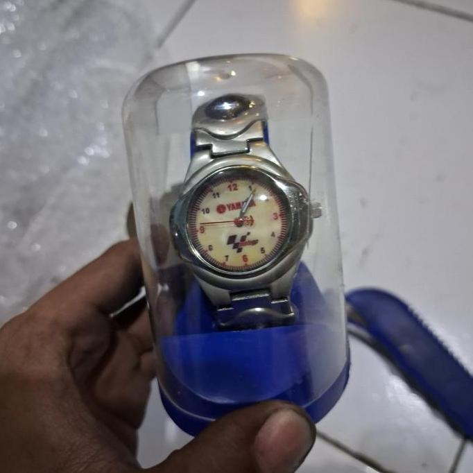 MERCHANDISE JAM BRIETLING SWISS FEAT YAMAHA MOTOGP ORI NOS KONDISI PENYIMPANAN BAGUS. NHV99