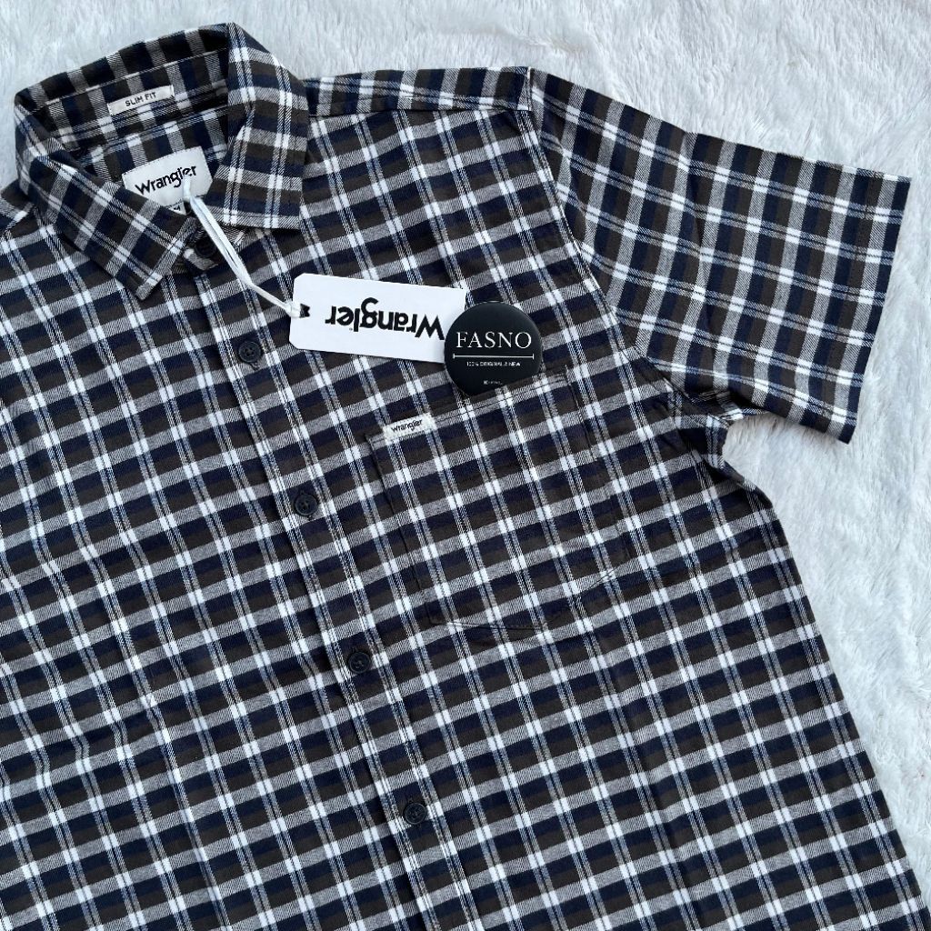 [NEW & ORIGINAL]  ORIGINAL Wrangler Classic FLANEL SS Slim Shirt, 1 Pocket.
Color = Olive Navy C06P2