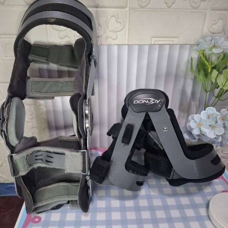 Dekker lutut/penyangga Lutut khusus Merk DonJoy OA Adjuster 3 Knee Brace