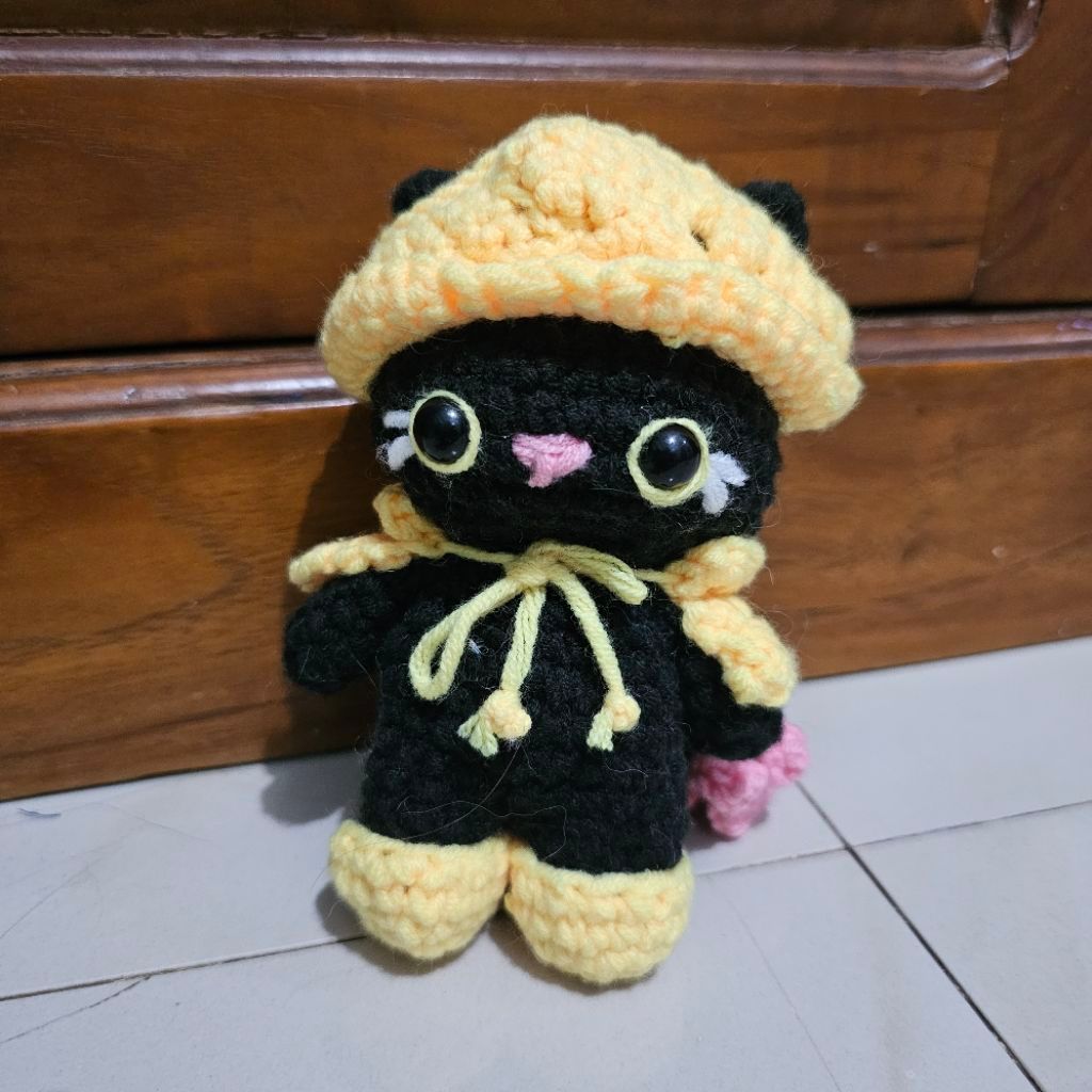 Boneka kucing hitam rajut