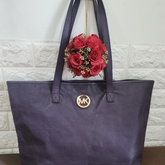 (PRELOVED)Michael Kors purple leather tote bag featuring a prominent gold-tone MK logo medallion on 