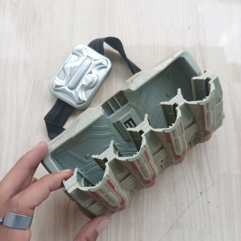 DX Ultraman Geed Capsule Carrier Mainan Action Figure