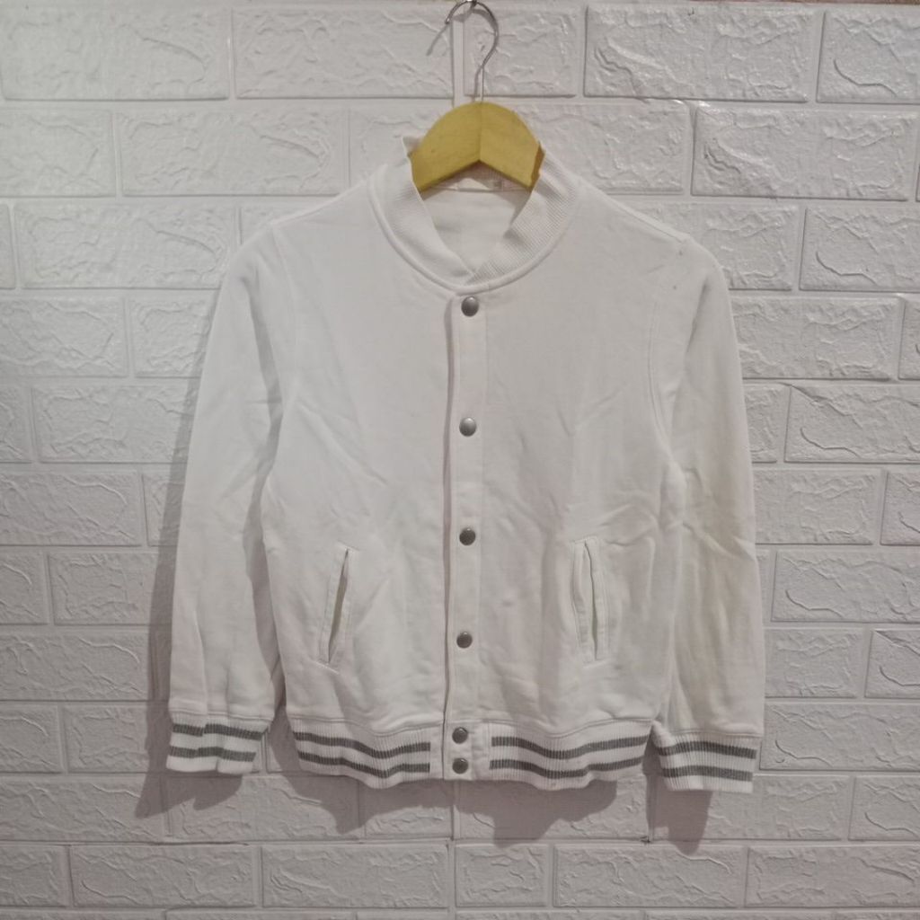 Varsity anak GU size 140/LD 86 P 56
