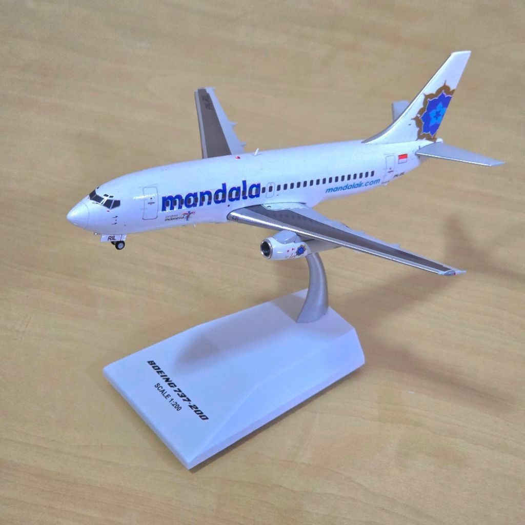 Model Pesawat Boeing 737-200 Mandala Scale 1:200 dengan Stand Display