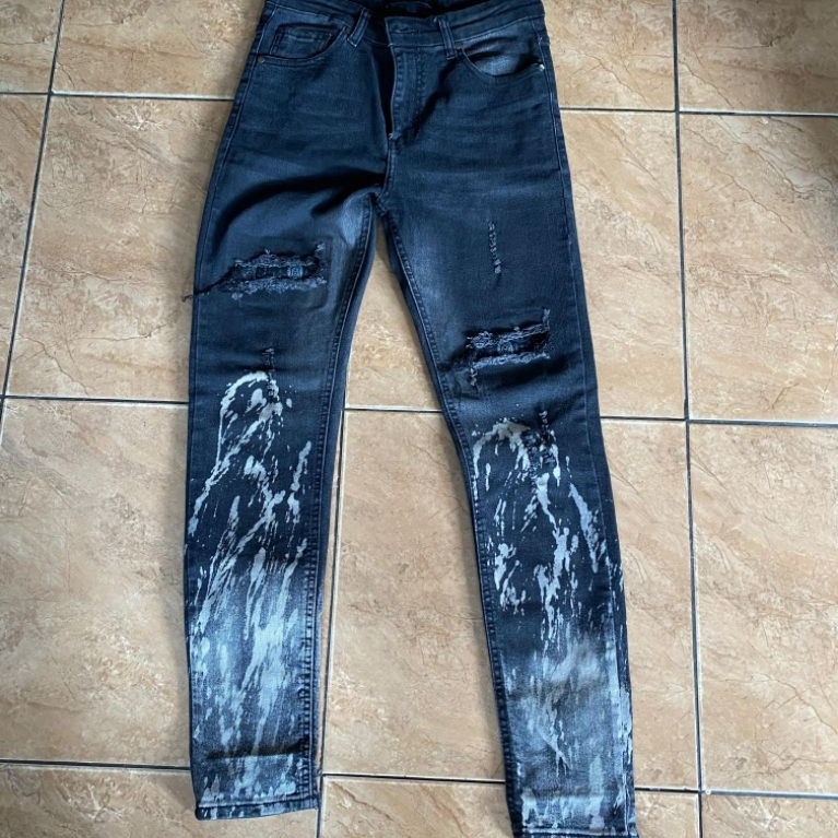 UPRISE DENIM RIPPED JEANS SECOND LIKE NEW