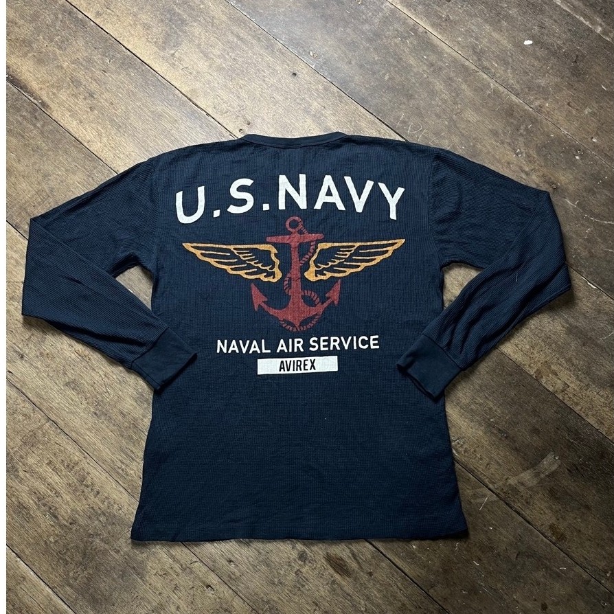 Kaos lengan panjang pria U.S. NAVY AVIREX warna biru tua motif rib