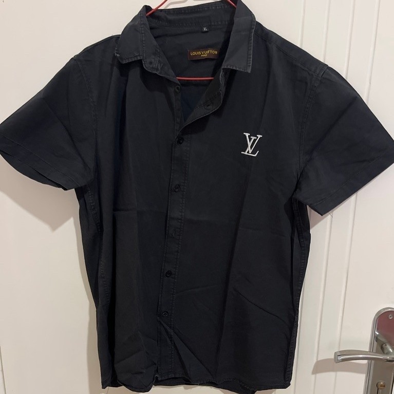 kaos kerah hitam LV FASHION PRIA PRELOVED