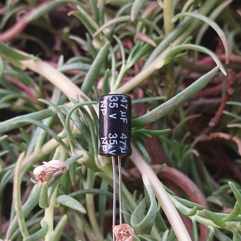 kapasitor 47uf 35v NP nonpolar