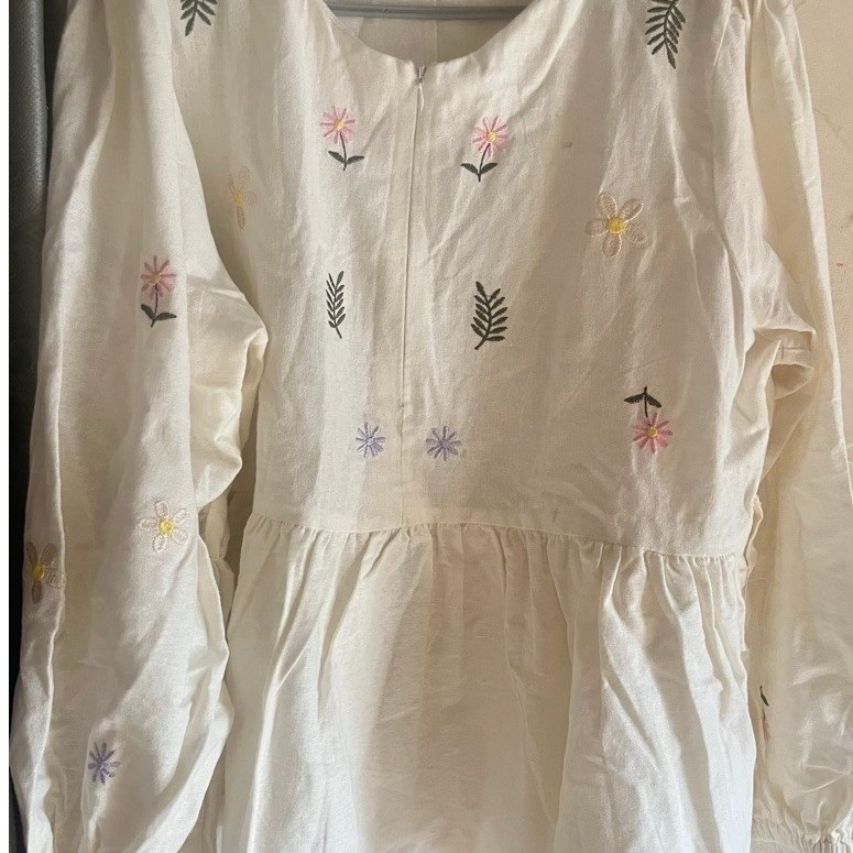 Preloved Floral Embroidery Blouse