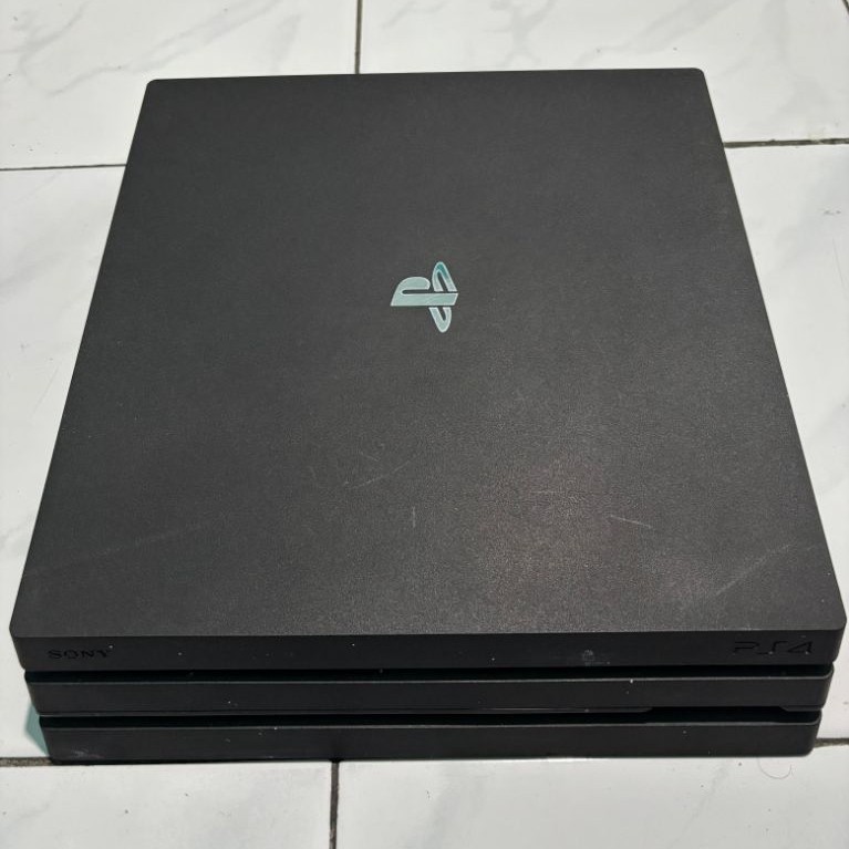 PS4 Pro 1 TB Original dan PS3 320 GB CFW