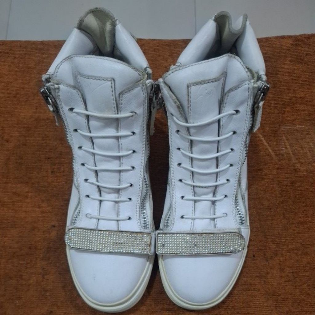 Sepatu Giuseppe Zanotti Coby White Velvet Diamond Size 40