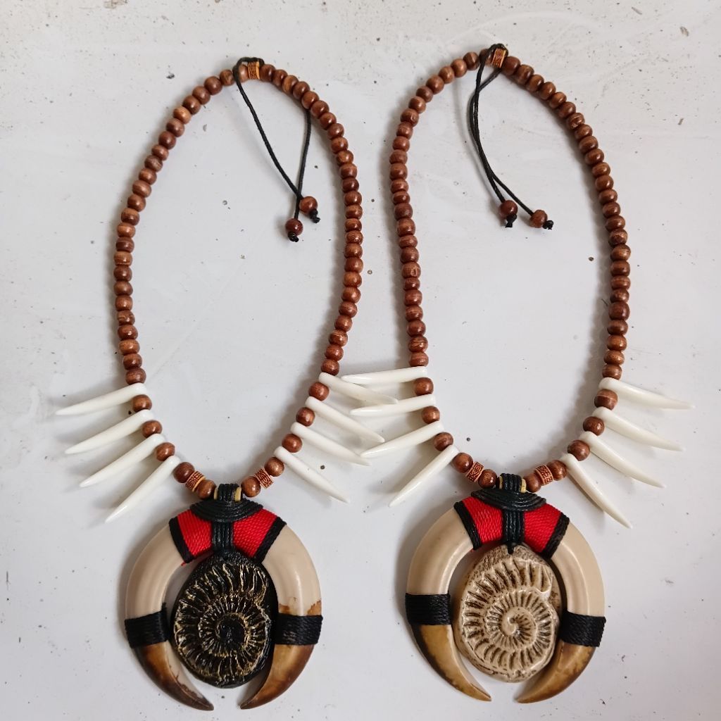 Kalung Tribal Taring Ammonite Handmade – Liontin Resin Etnik Unik