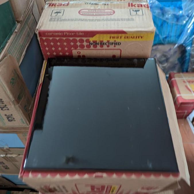 Domelinasoehartititik - Keramik 20X20 Hitam Putih Ikad Polos Kilap
