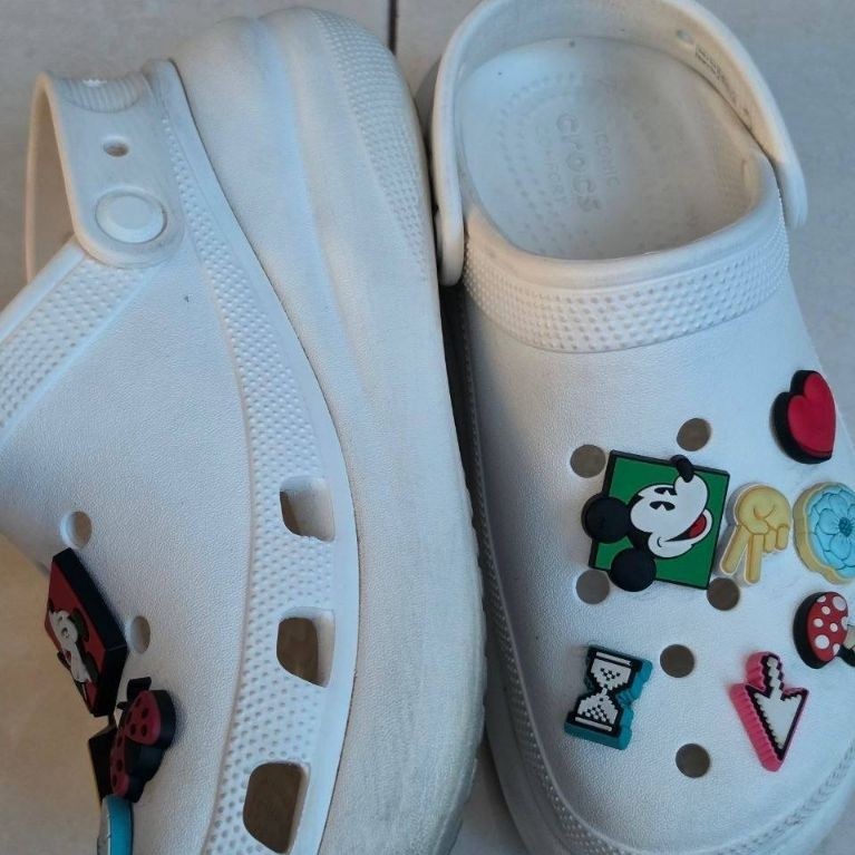 preloved sandal crocs putih plus jibbitz ori