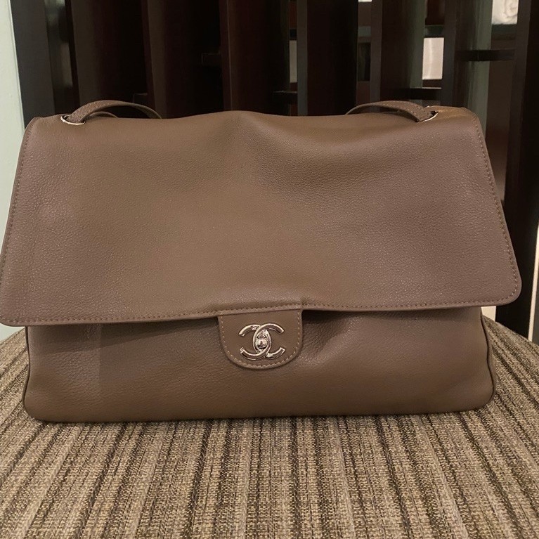 Preloved chanel maxiflap bag