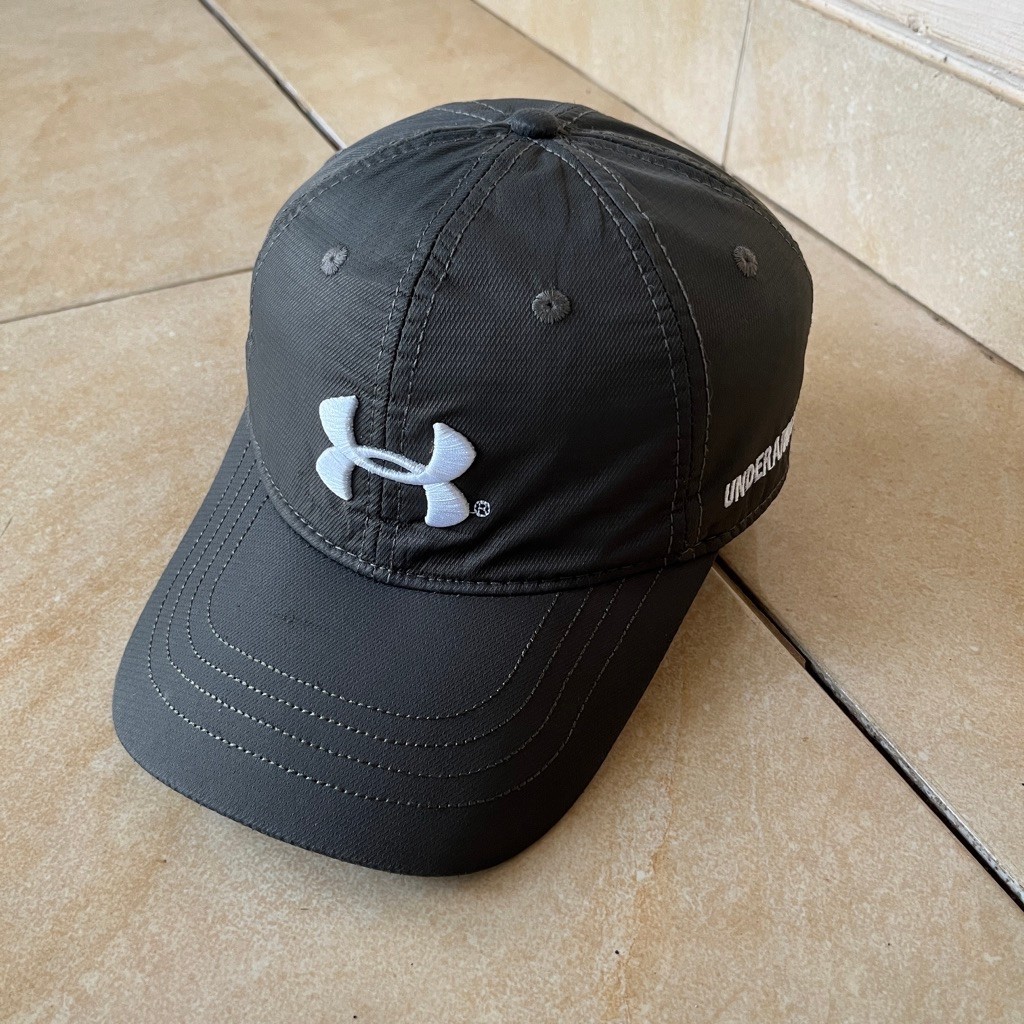 topi under armour bahan anti air