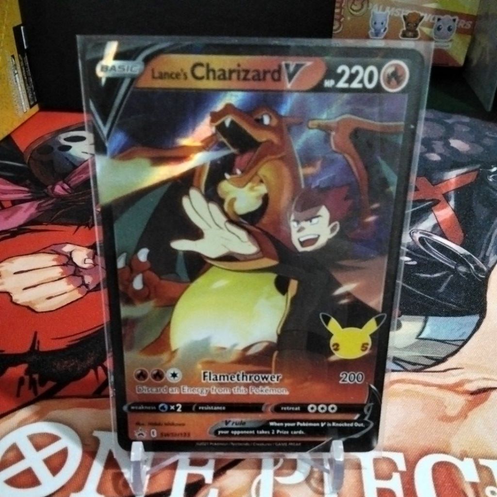 Lance's Charizard V (SWSH133) versi bahasa Inggris dari set 25th Anniversary Celebrations Black Star