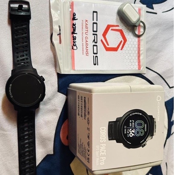 Smartwatch COROS COROS Pace Pro hitam dengan tali karet