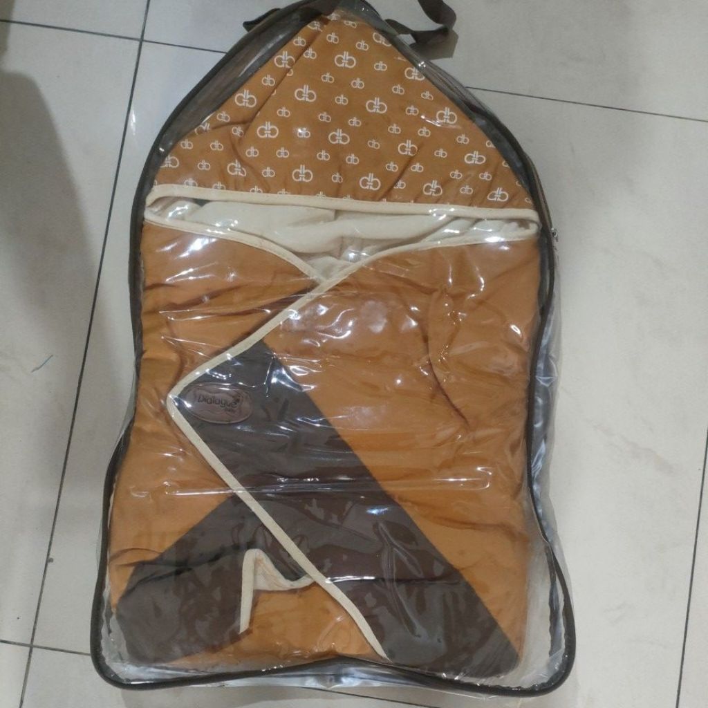 Preloved Dialogue Baby Sleeping Bag / Bedong Selimut Bayi Bertopi (Lengkap dengan kantong mika)"