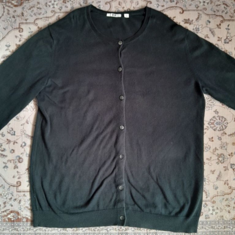 [preloved] cardigan uniqlo o neck hitam xl black second pl