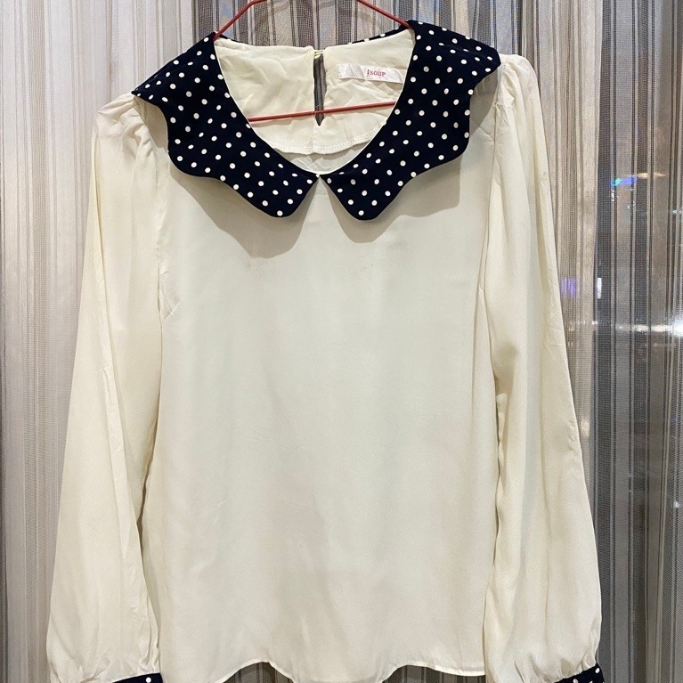 Blouse putih kerah polkadot