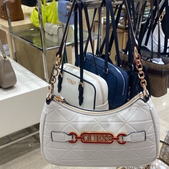 Tas Selempang Wanita GUESS Putih Motif Jahit dengan Ritsleting dan Rantai Emas