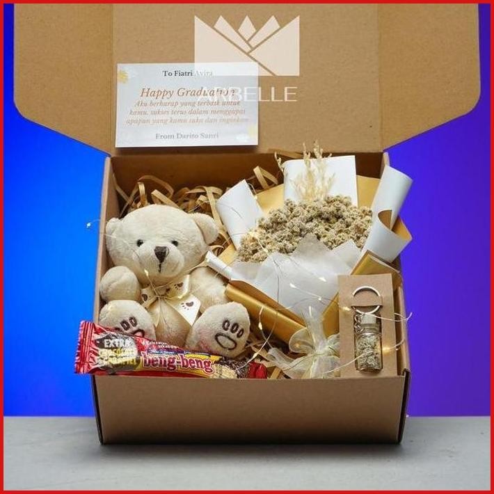 BUKET BUNGA EDELWEIS 25CM DENGAN GANTUNGAN KUNCI DAN BONEKA BERUANG GRADUATION BY ARBELLE GIFT - EDE