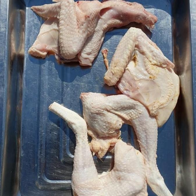 

Ayam pejantan 0.7kg - utuh / dipotong