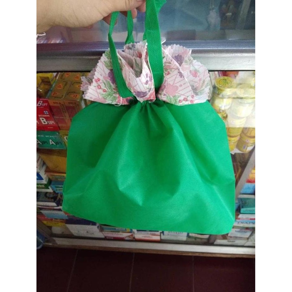 

Recomended Goodie Bag Serut Tebal 18X18-Tas Promosi-Tas Handle