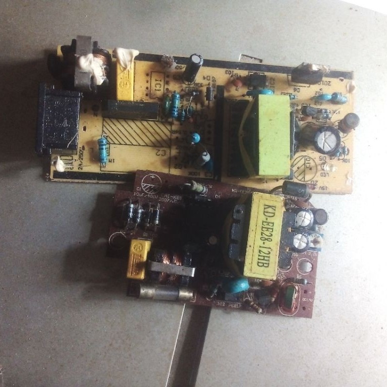 power supply adaptor  12V rusak
