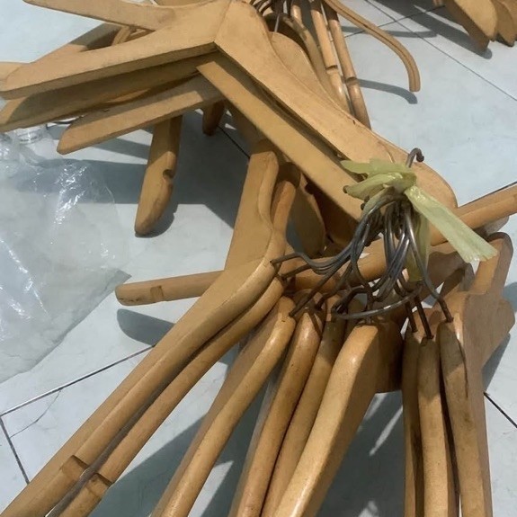 Hanger Kayu Dewasa Natural Glossy Bekas Stok sesuai etalase