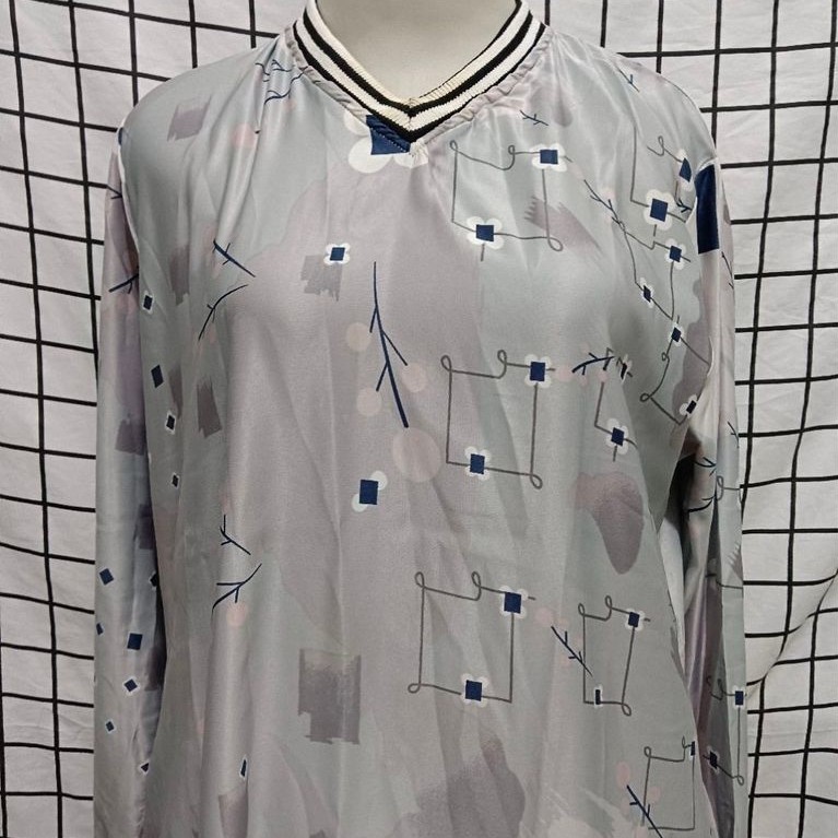 Gamis wanita abu-abu kerah shanghai motif abstrak