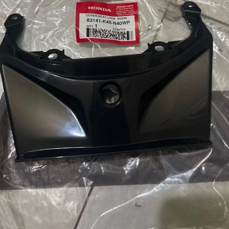 COVER SEAT LOCK CBR150R K45G 83141 K45 N40WP