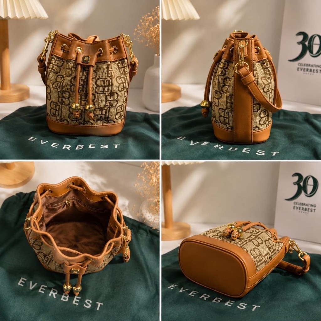 Tas wanita Everbest Erindy dengan detail motif monogram cokelat dan tali serut.