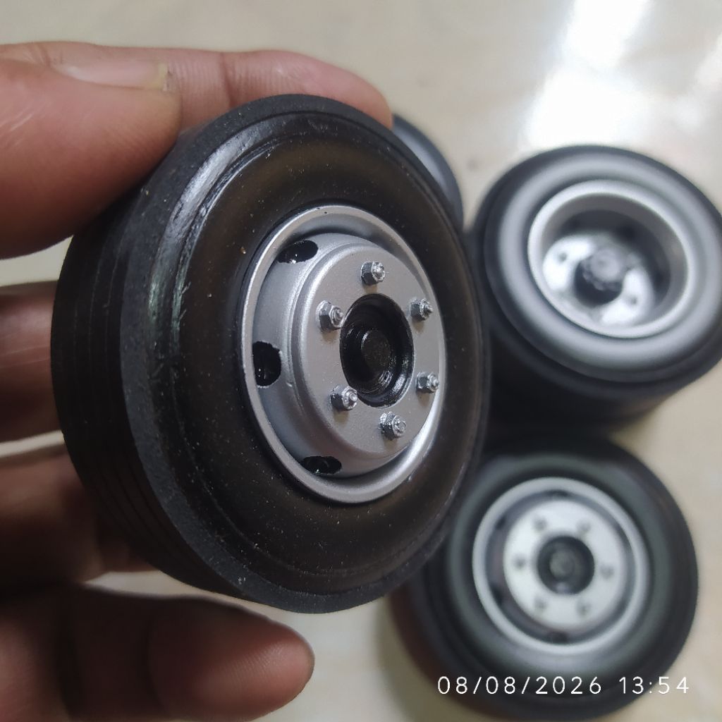 ban miniatur bus mbledos class model medium tubeless diameter 5,8cm ban saja