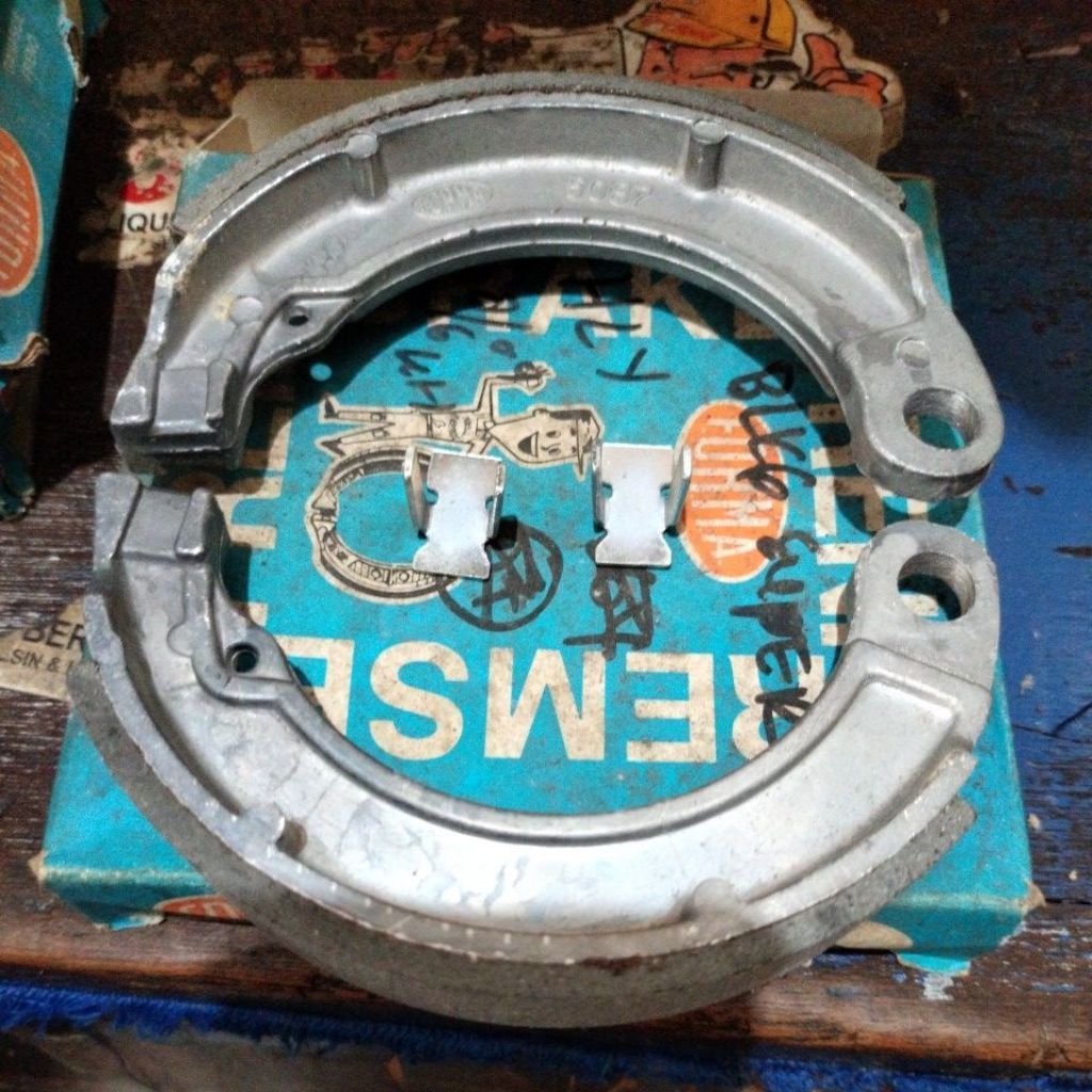 kampas rem kain rem belakang brake shoe tromol belakang vespa pirado vbb 61 62 as 1 kode az 87