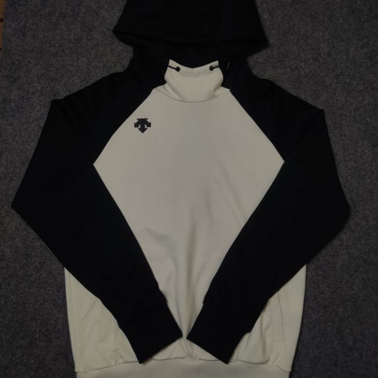 Hoodie Descente pria lengan raglan hitam putih dengan tali resleting second original