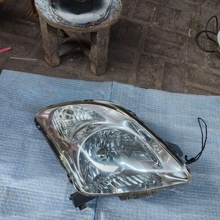 Headlamp suzuki swift original.