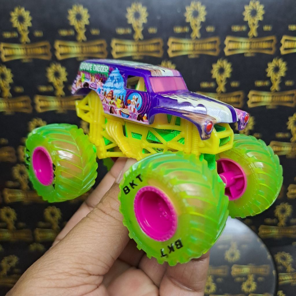 99% LOOSE MONSTER JAM LOOSE MONSTER JAM GRAVE DIGGER ICE CREAM MONSTER JAM 1:64 MONSTER JAM KOLPRI K
