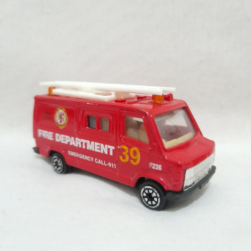 Pioneer Pro Engine Street Machine - Fire Department 39 F236 Van City Skala 1:64 Diecast Metal with P