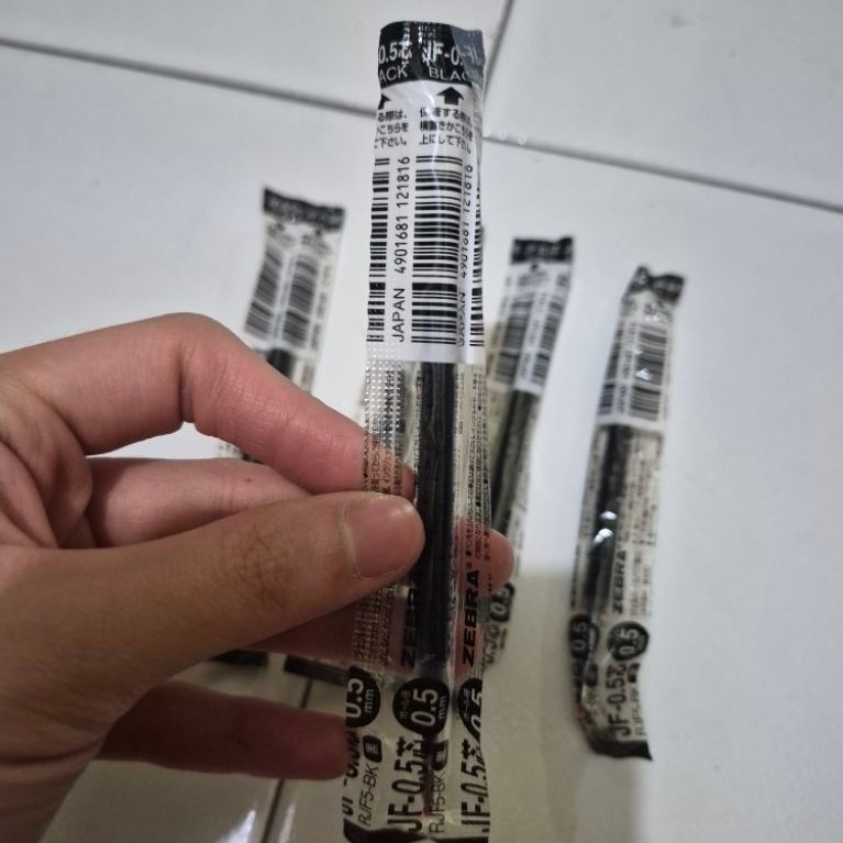 REFILL ISI PULPEN TINTA SARASA KOKORO ZEBRA UKURAN 0.5 MM WARNA HITAM DAN PUTIH MASIH BARU ORIGINAL 