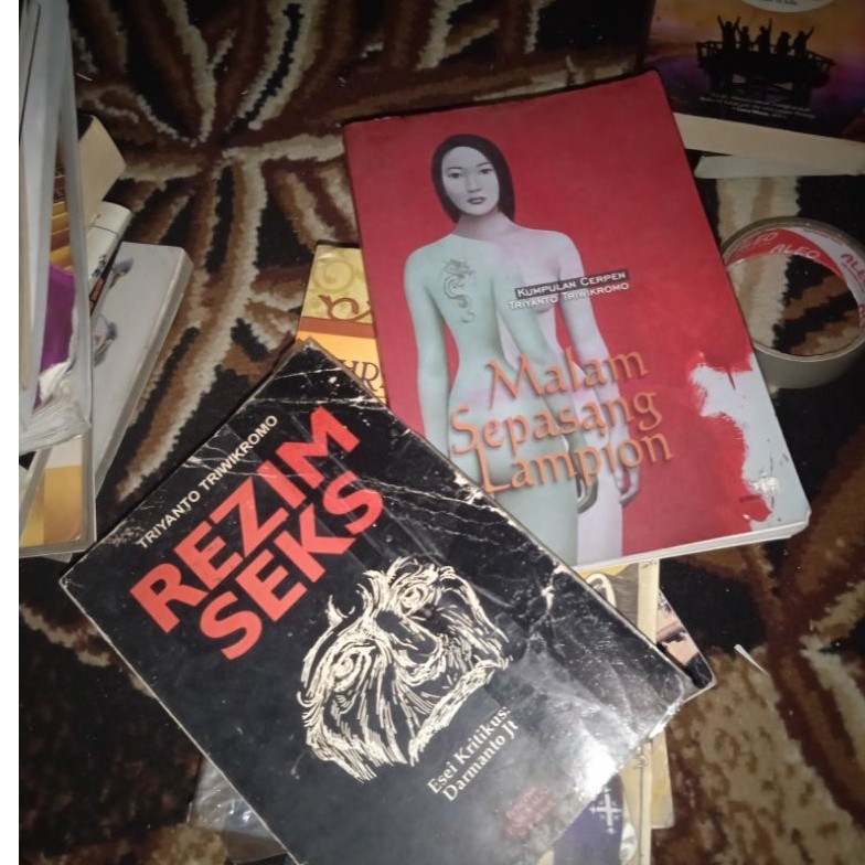 REZIM Seks, Sepasang Lampion/Triyanto Triwikromo