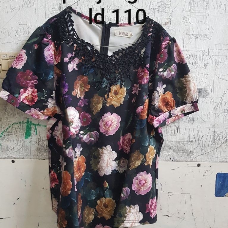 Blouse wanita motif bunga VR2 ID 110 lengan pendek dengan detail renda leher