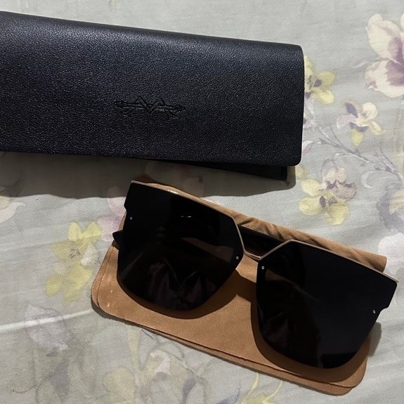 LIKE NEW - I Wear Myra Sunglasses in Black