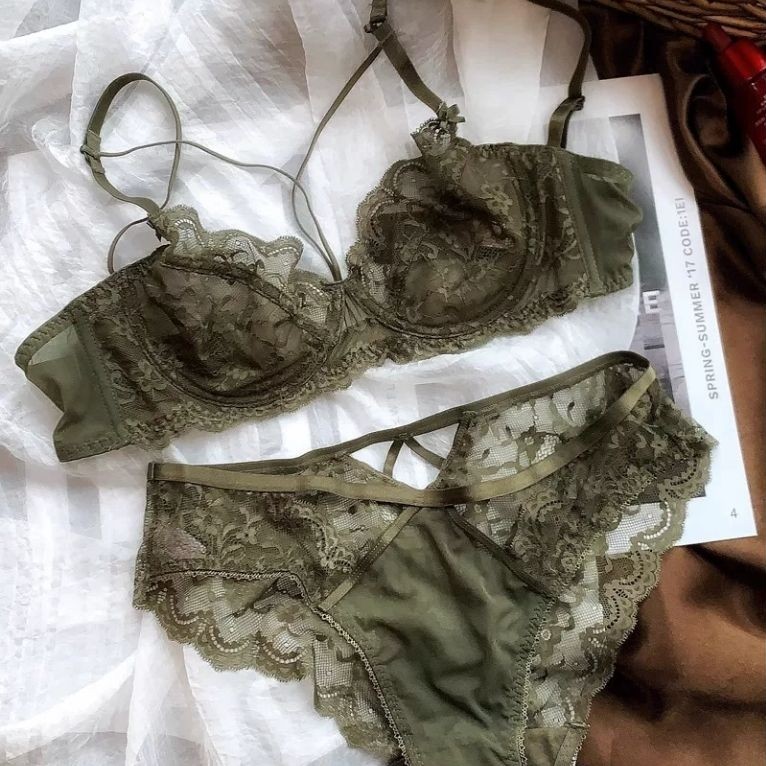 Alexandra Bra Set Setelan BH Kawat dan Panties CD Renda Hot Lace Sexy model silang Brokat Transparan