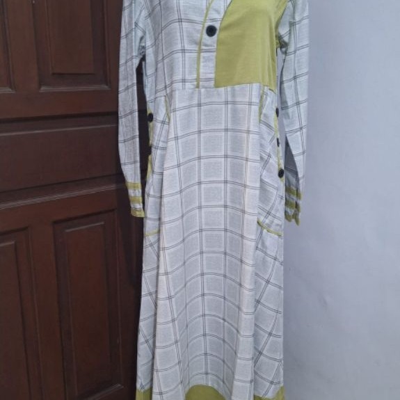 Gamis wanita motif kotak abu-abu dengan aksen hijau lengan panjang