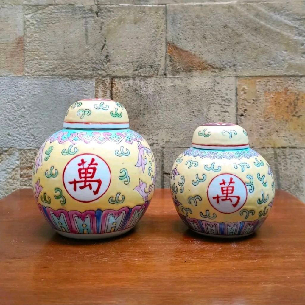 Guci Antik Motif Tulisan Cina (Set 2pcs), Bahan Keramik, Barang Koleksi