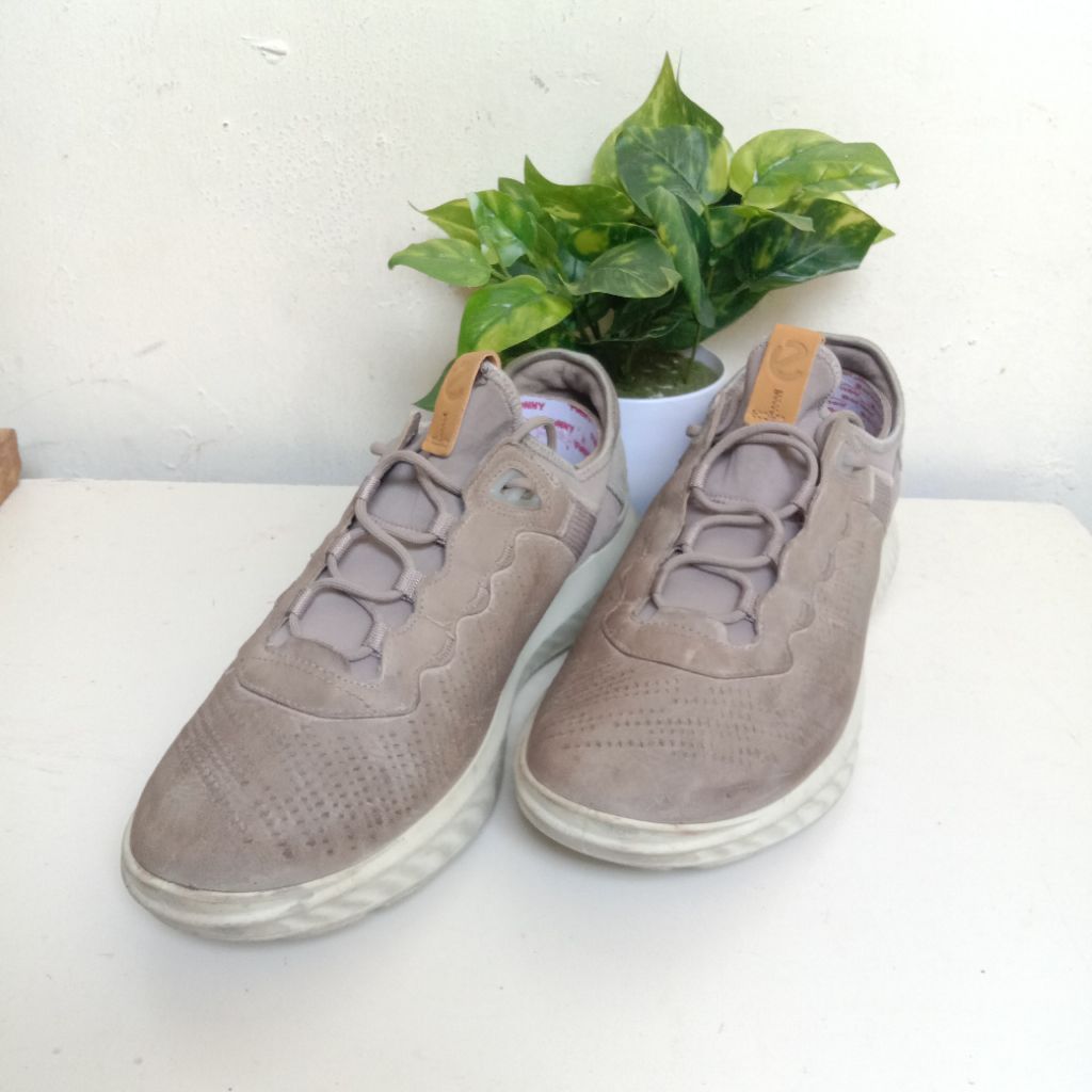 sepatu ecco running