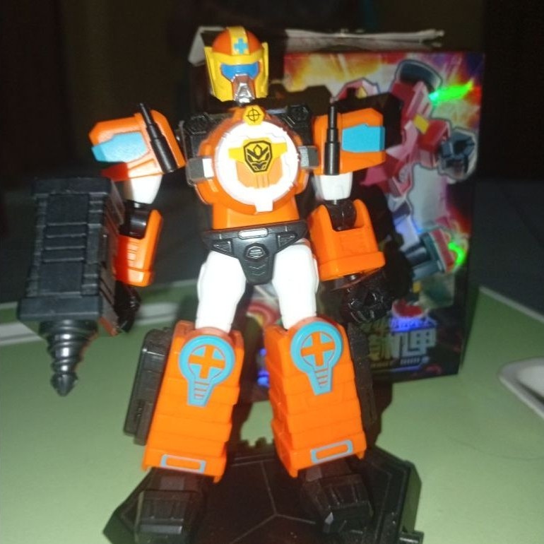 HELLO CARBOT. MODEL KIT. ACTION FIGURE. CONCRETE MASTER